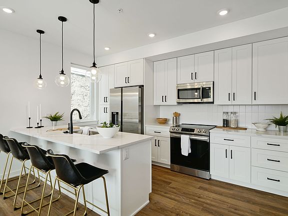 5th image of 2421 Mascher St #306
