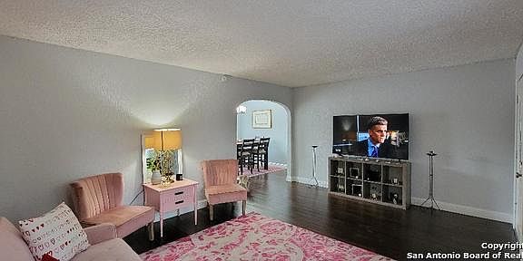 3rd image of 305 W MARIPOSA DR