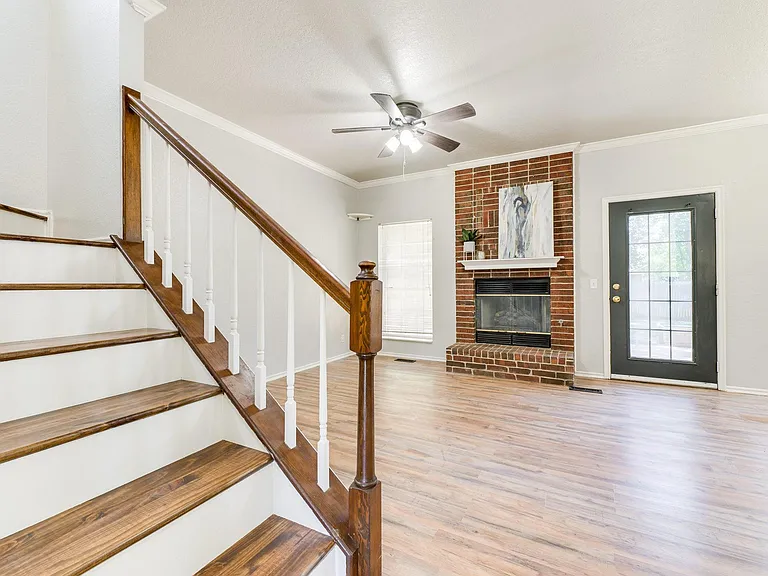 1829 Courtney Ln — Photo 1