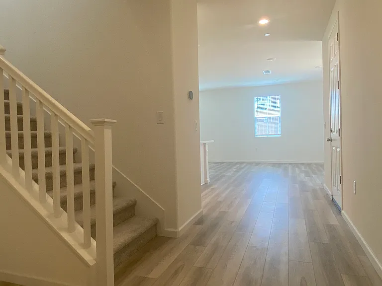 564 Spalding Way — Photo 5
