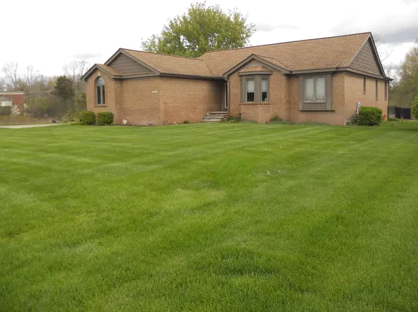 10690 Oxbow Heights Dr, White Lake, MI 48386