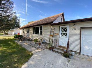 702 E Dakota Ave, George, IA 51237