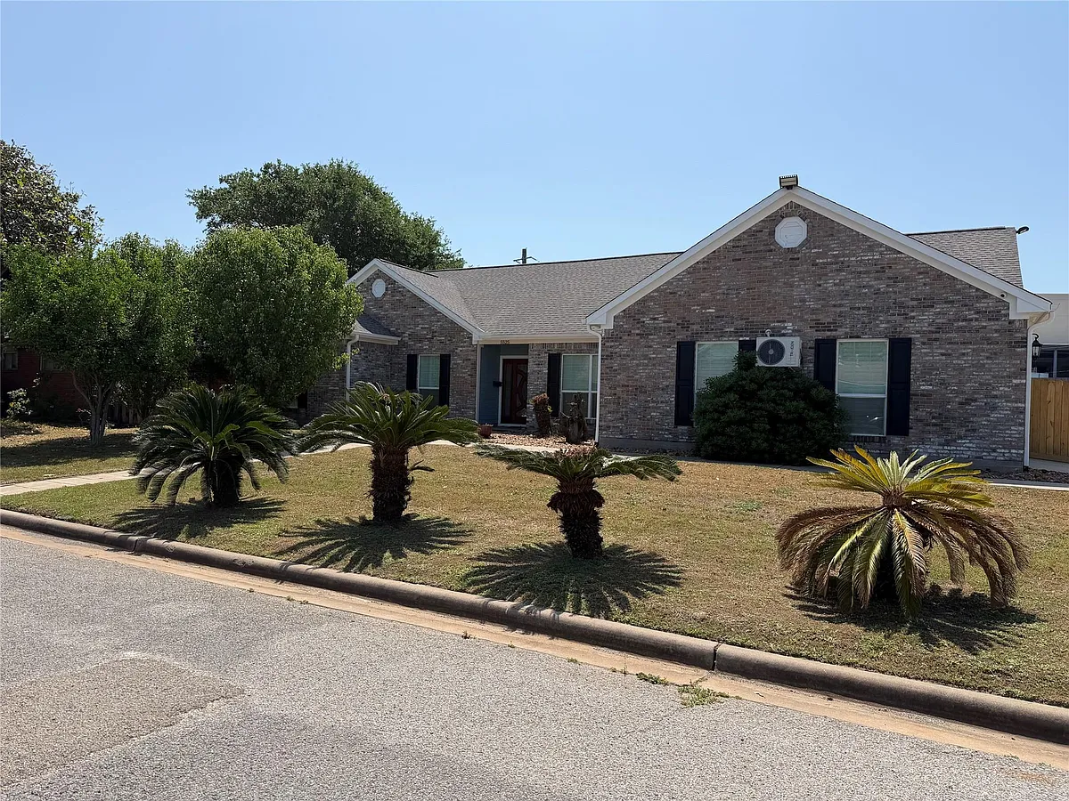 Building Photo - 5525 Swan Dr