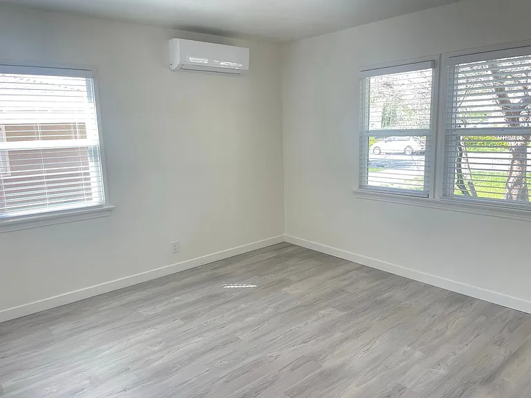 4594 Gardena Dr — Photo 14
