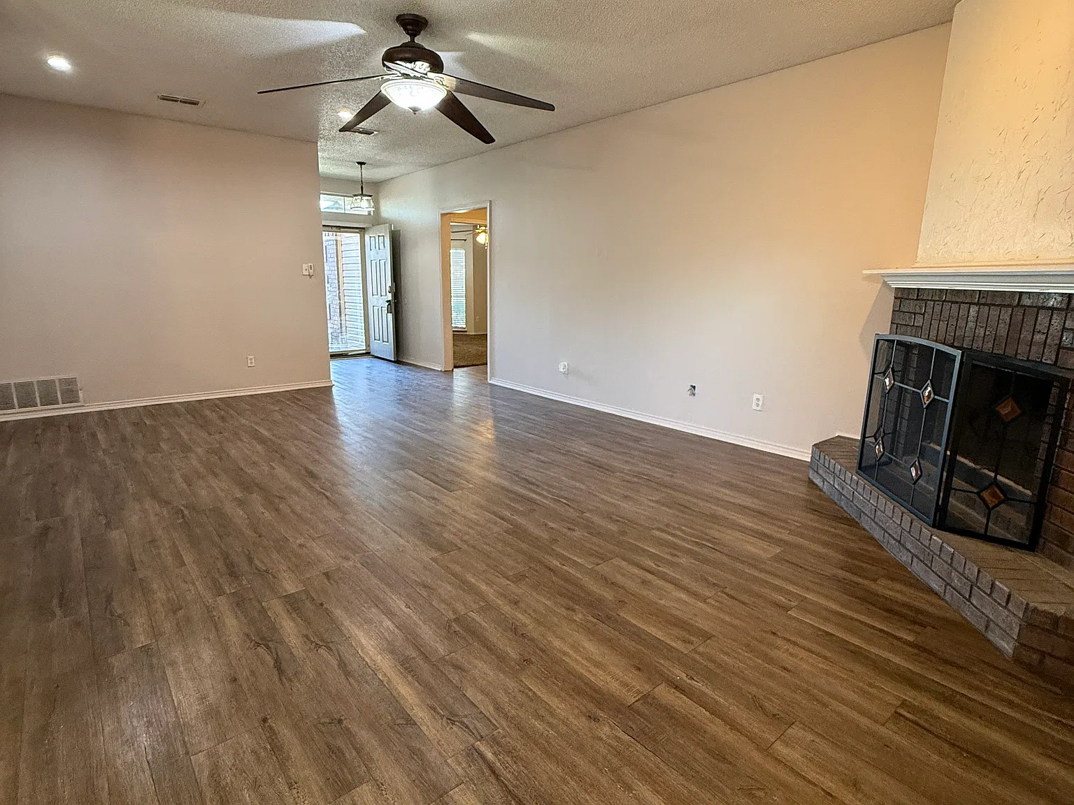 3 bed, 1904 sqft, $1,880 — Photo 3
