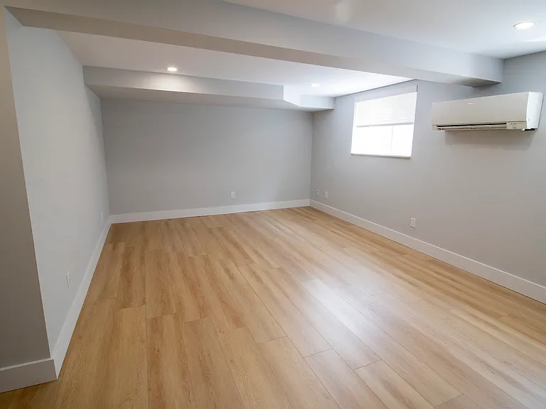 179 Burnside Dr #LOWER — Photo 8