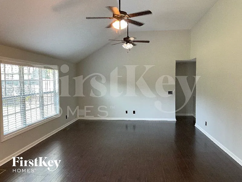 3 bed, 2.0 bath, 1641 sqft, $1,760 — Photo 2
