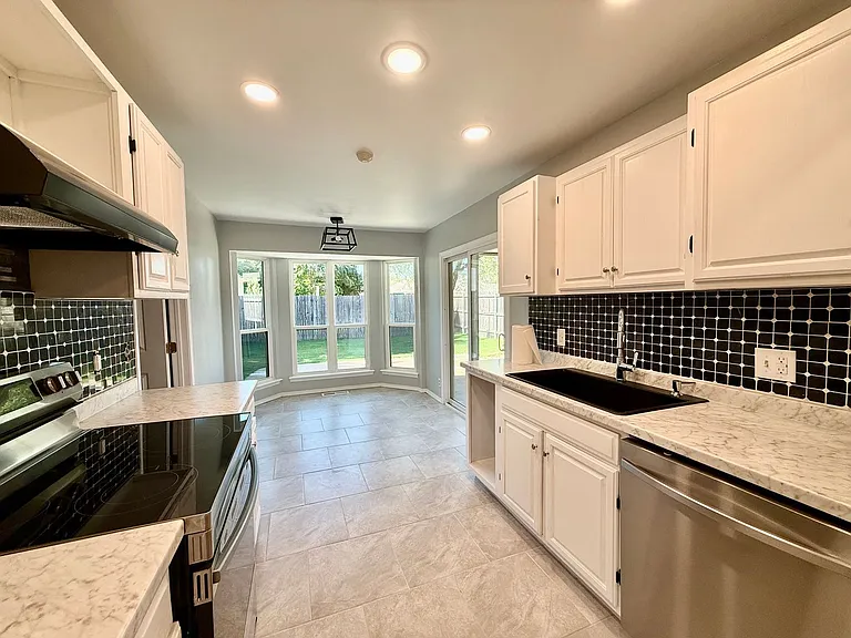137 E K Pl — Photo 20