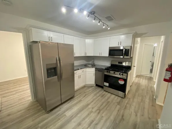187 College Dr, Edison, NJ 08817