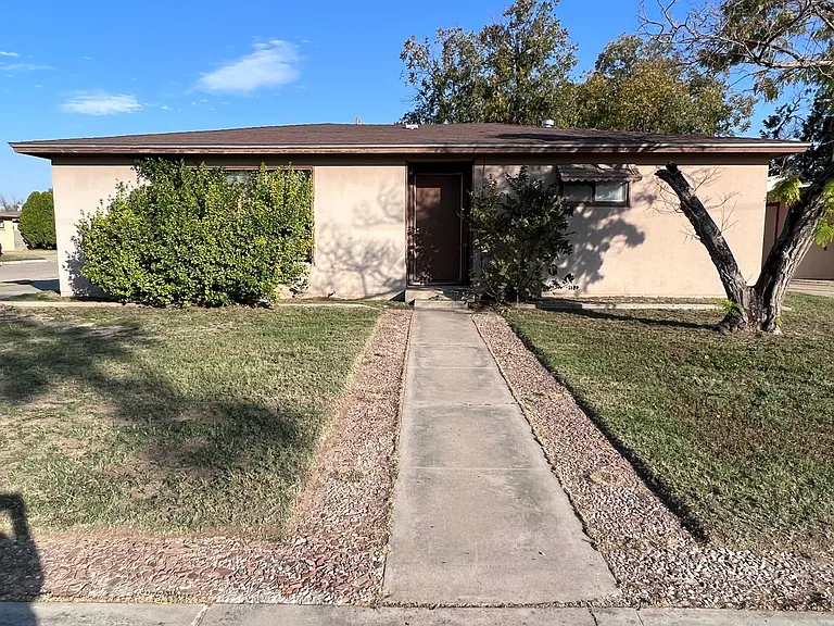 418 N Oak St — Photo 1