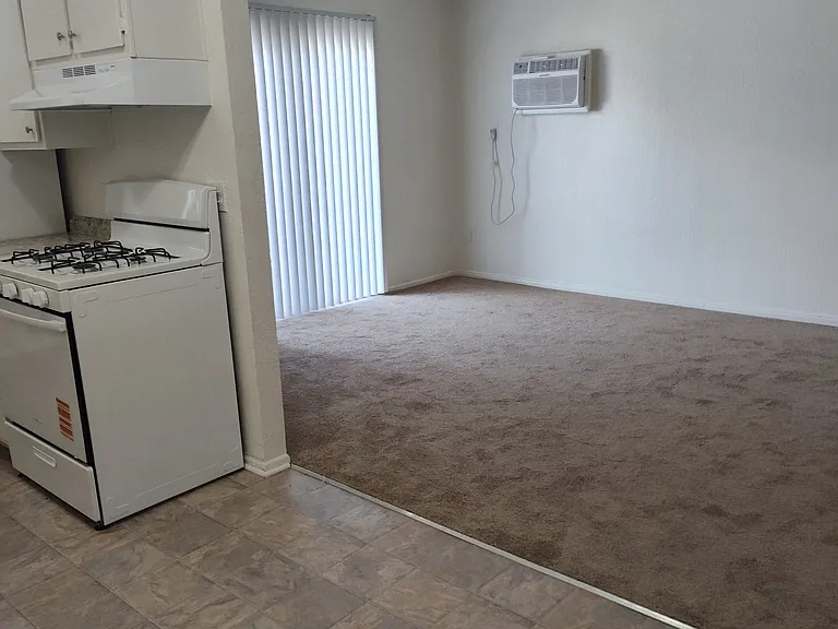 6710 Woodley Ave — Photo 6