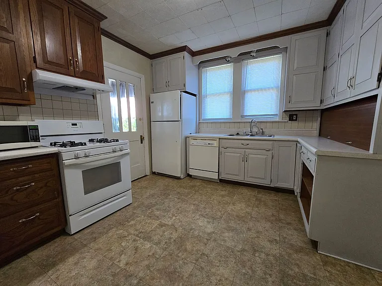 610 N McLean St — Photo 4
