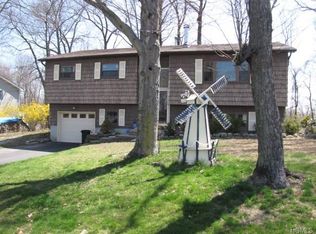 9 Canterbury Dr, Middletown, NY 10940