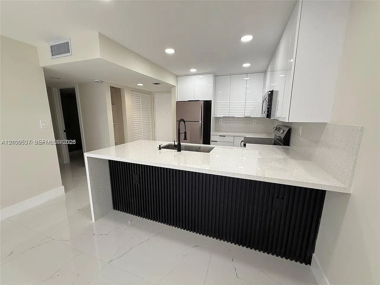 2 bed, 866 sqft, $2,400 — Photo 3