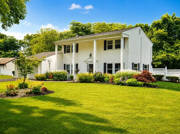 21 Chesapeake Bay Rd, Coram, NY 11727