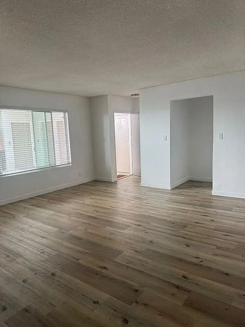 1424 N Poinsettia Pl — Photo 2