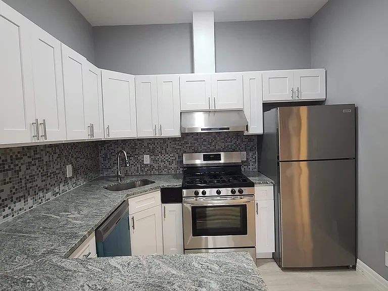 100 Griffith St #3L — Photo 3