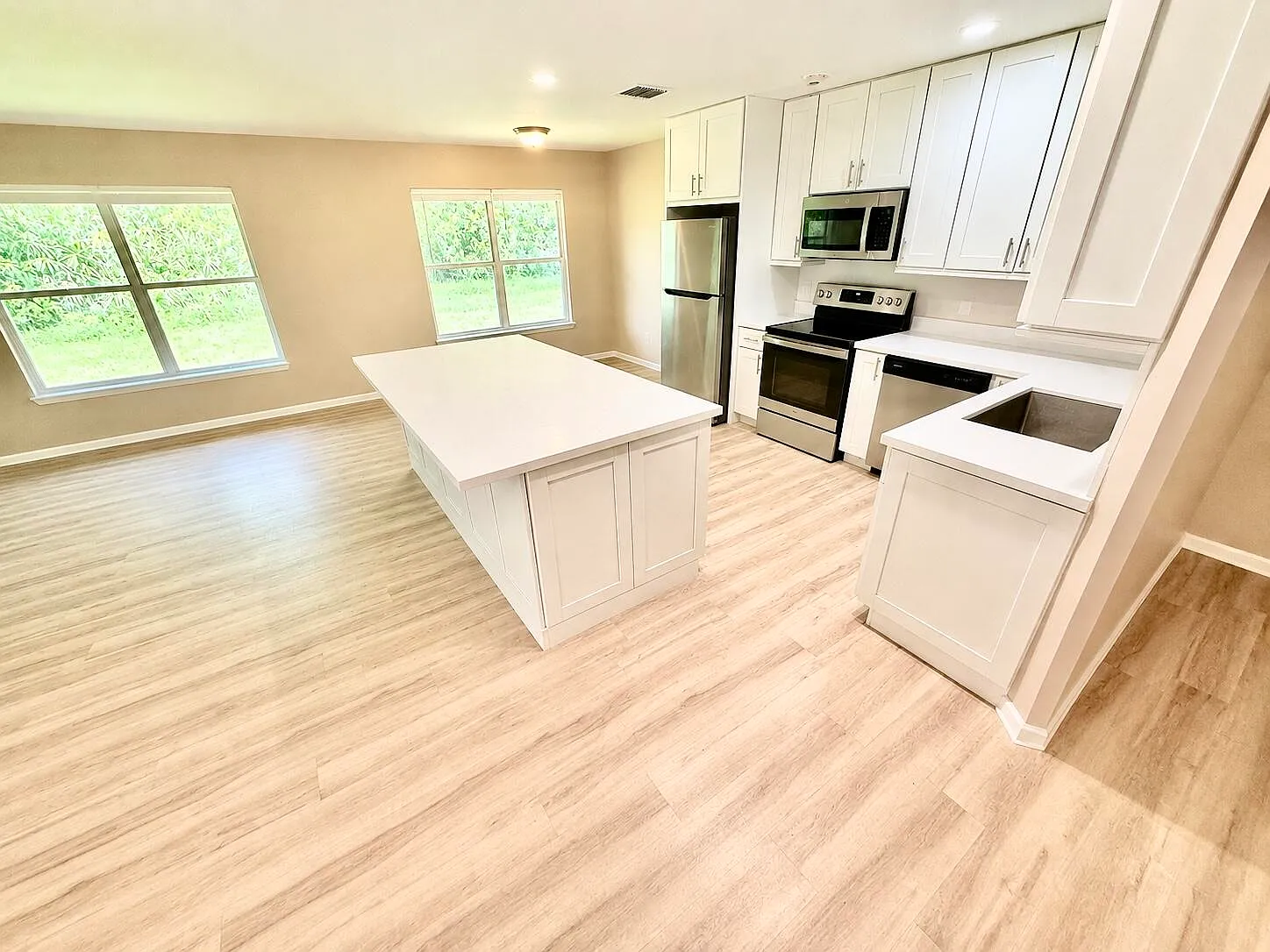 4 bed, 2.0 bath, 2211 sqft, $4,900 — Photo 3