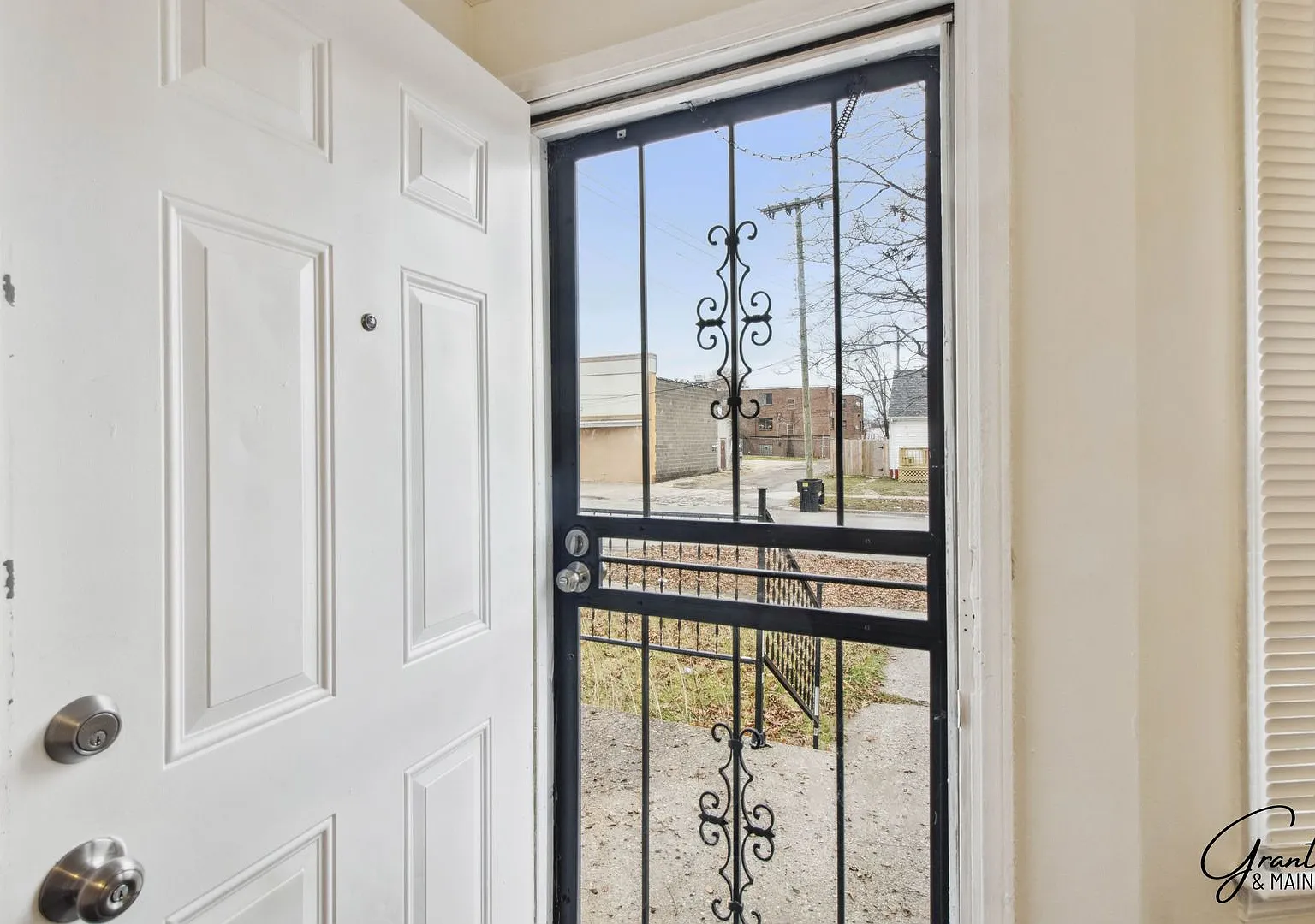 3 Bedroom Bungelow $1300/Mo — Photo 2
