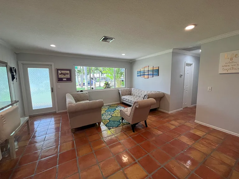 620 NE 9th Ave — Photo 32