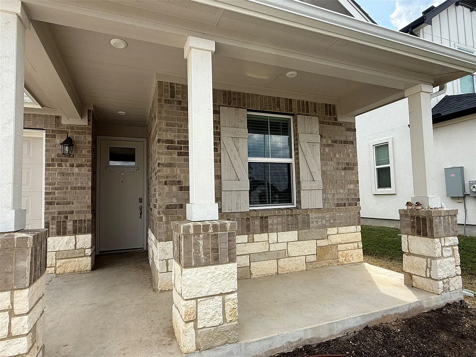 3 bed, 2.0 bath, 1835 sqft, $2,100 — Photo 2
