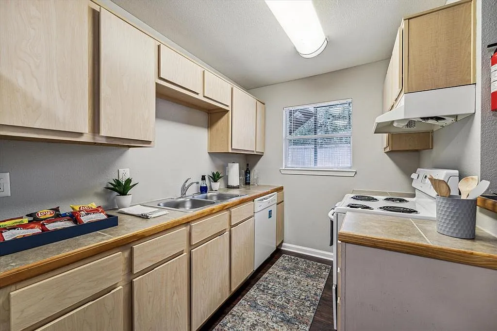 1 bed, 1.0 bath, 300 sqft, $950 — Photo 1