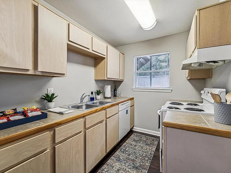 1225 W 25th St #9 — Photo 1