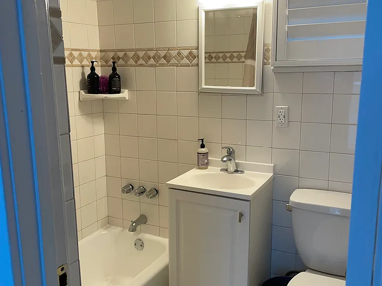 Small bathroom with shower/ tub combo