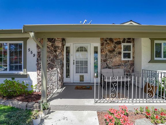 3rd image of 559 Firloch Ave