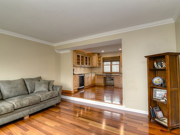 5th image of 419 Cambridge Dr