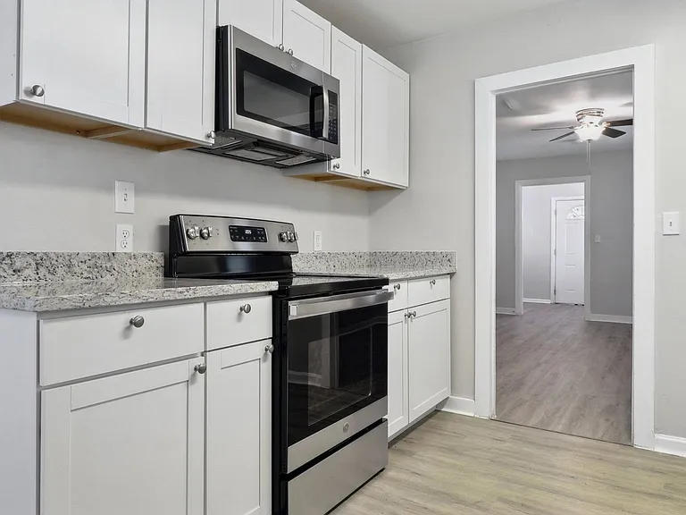 2231 Greenwood St — Photo 6