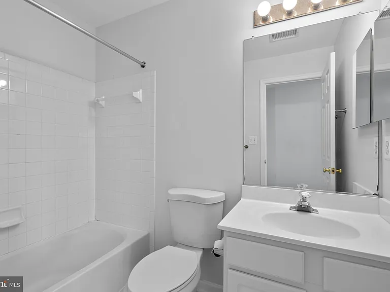 206 Heathwalk St #B — Photo 17