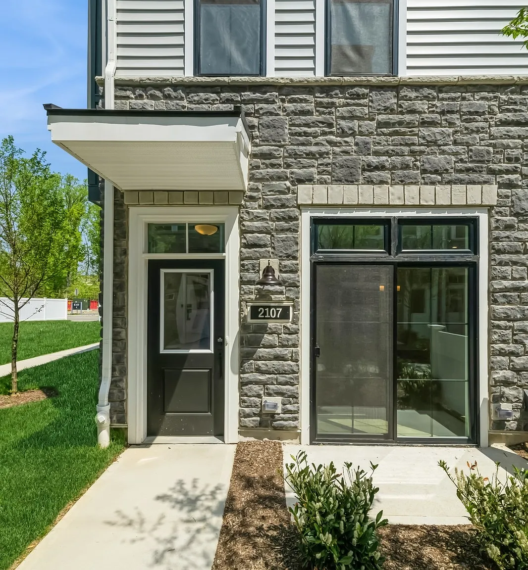 3 bed, 1860 sqft, $4,075 — Photo 1