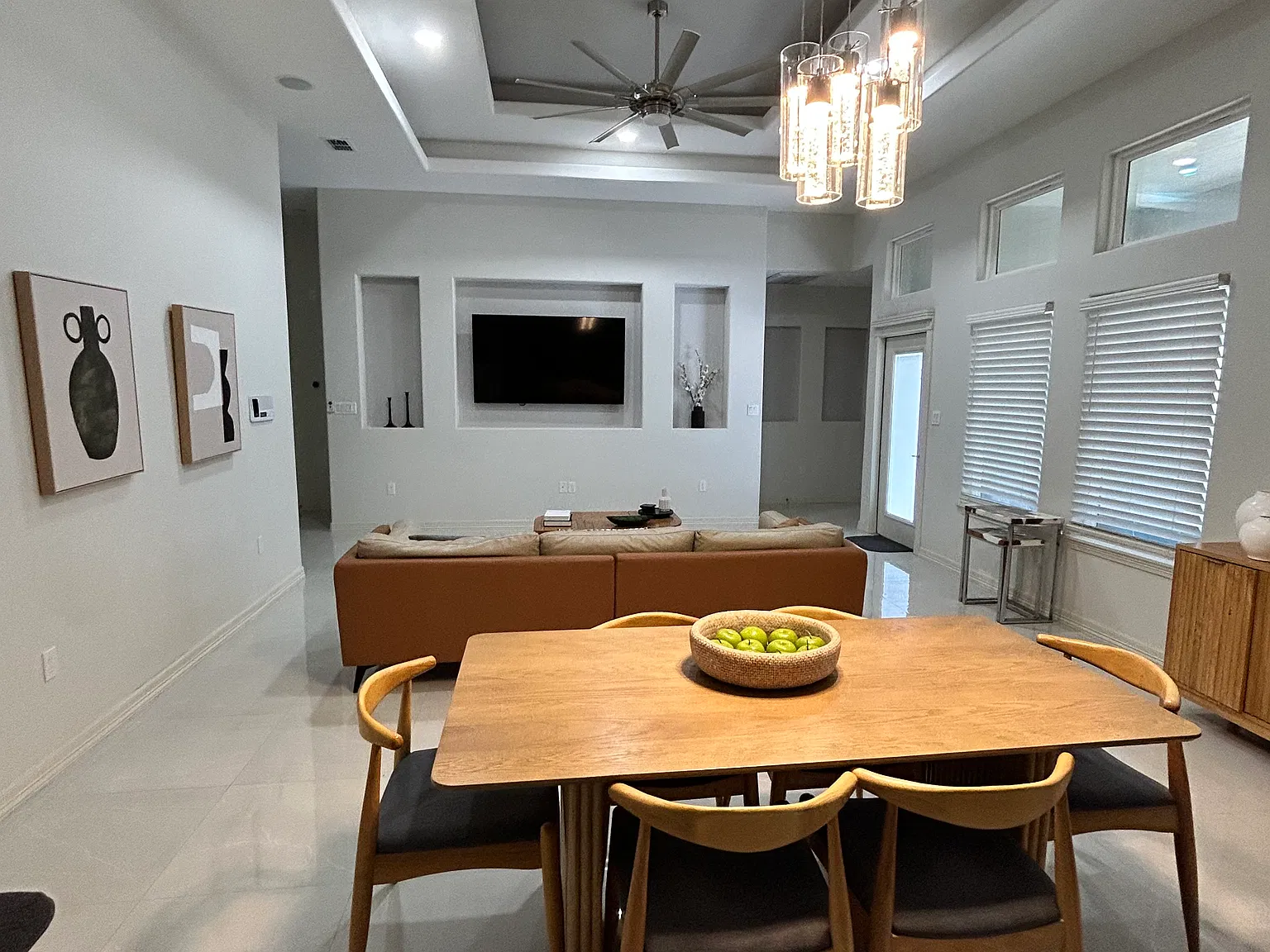 3 bed, 2054 sqft, $3,100 — Photo 2
