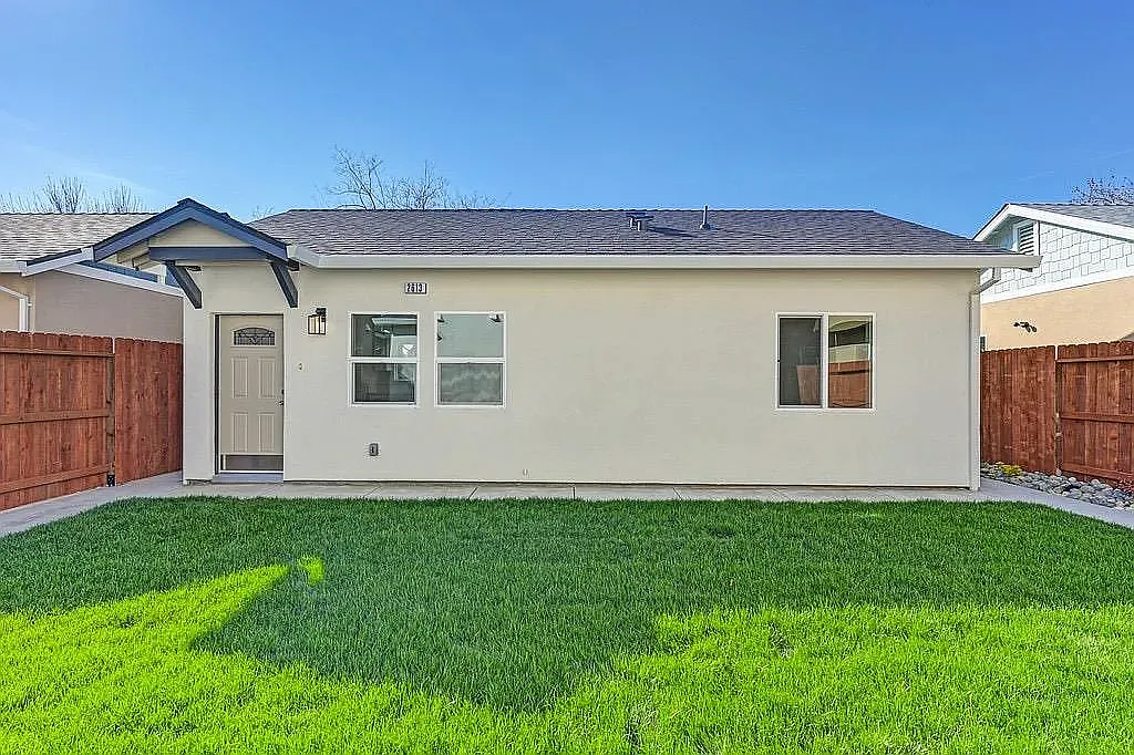 2613 Beaumont St photo 1