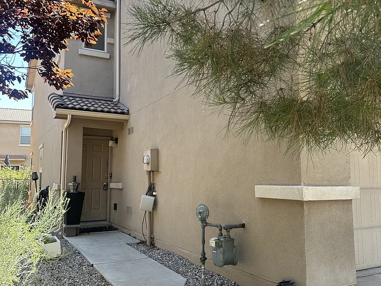 10809 Fort Point Ln NE — Photo 2