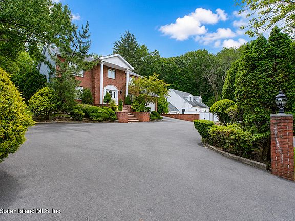 3rd image of 55 Arbutus Ave