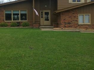 909 Crestview Dr, Port Washington, WI 53074