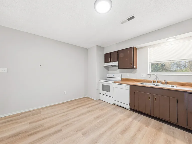 2415 Shirley Ave — Photo 12