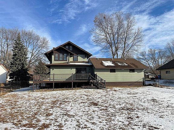 Fenced-in yard/ large deck