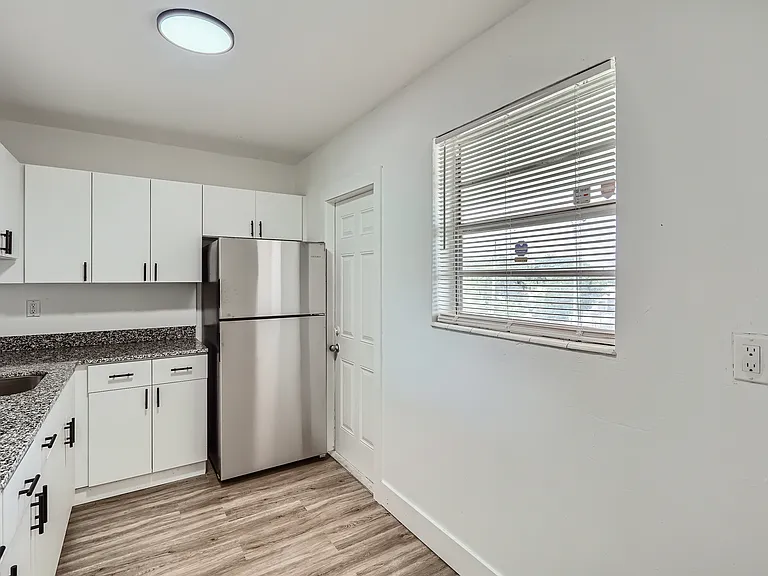 Lakeshore Presidential Apartments — Photo 25