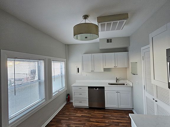 3rd image of 5955 N Elston Ave