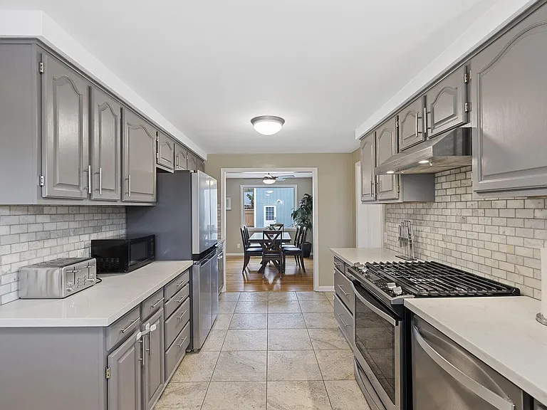 1627 E Broadway St — Photo 7