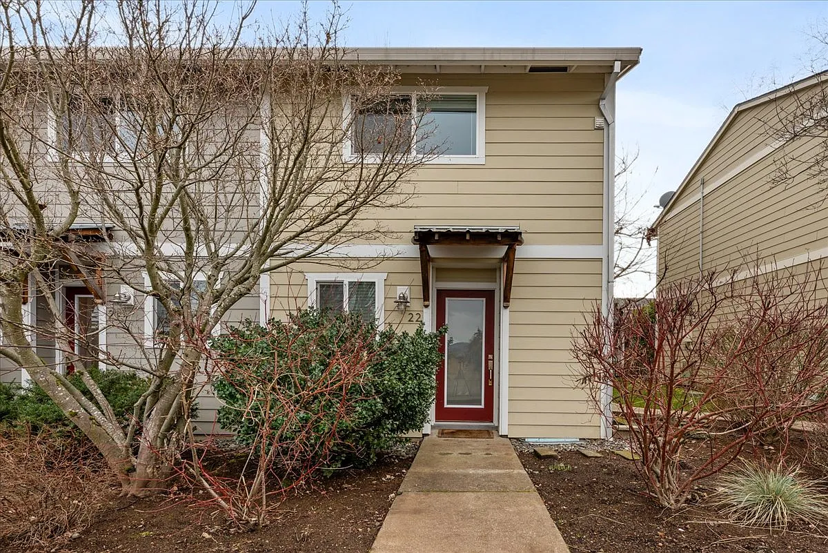 2 bed, 1.5 bath, 832 sqft, $2,200 — Photo 1