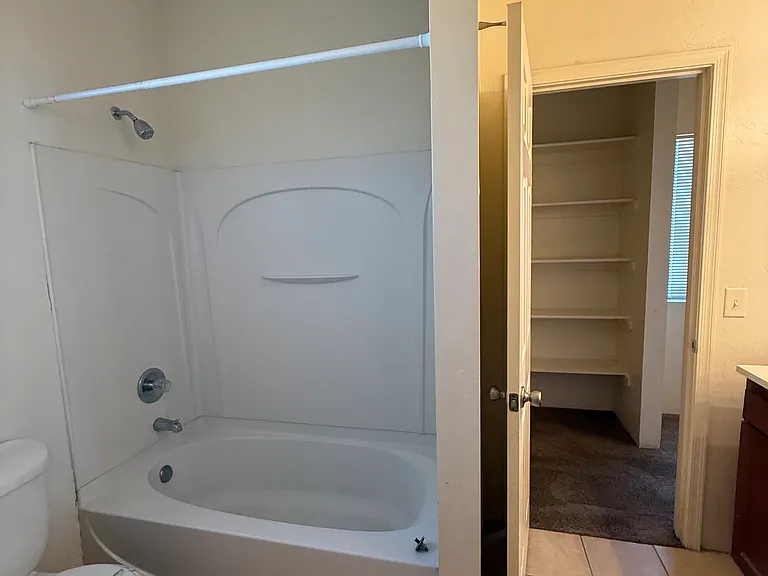 1416 E Elm St — Photo 14