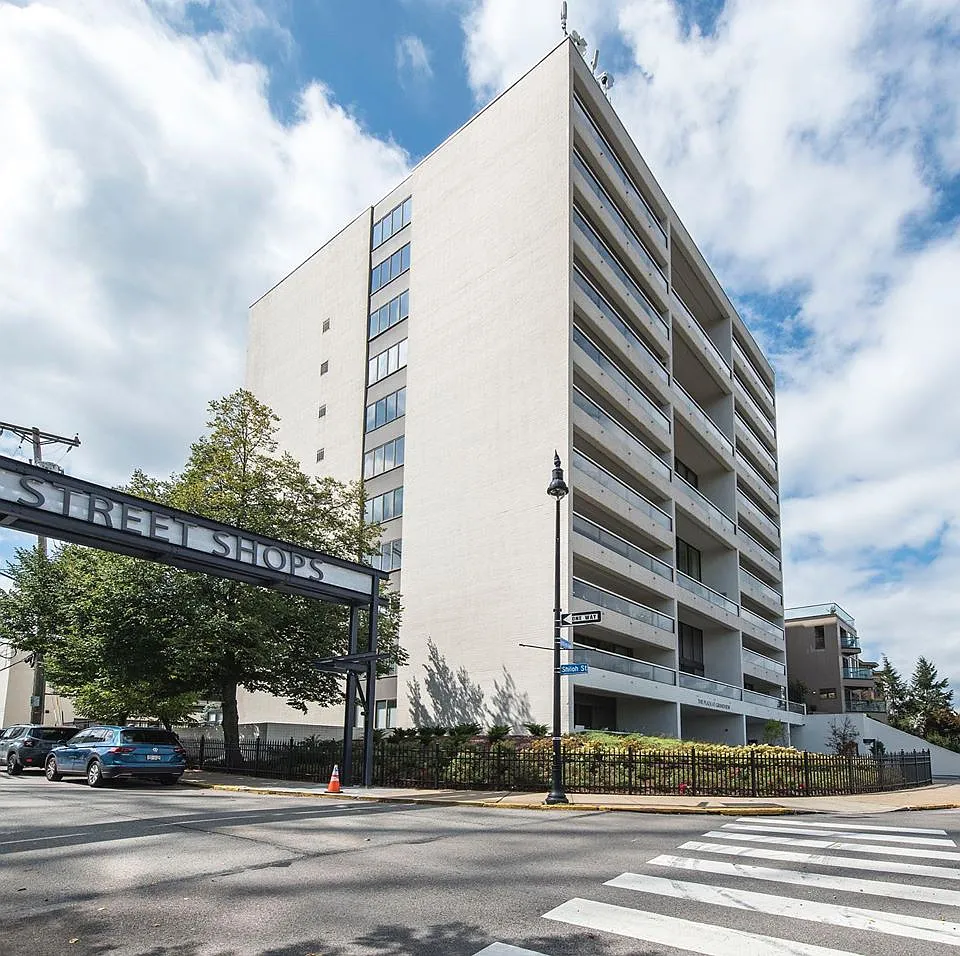 Building Photo - 111 Grandview Ave #702