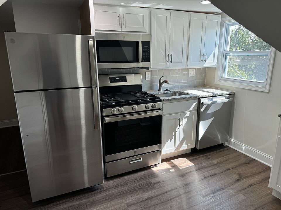 Brand new kitchen with dishwasher!