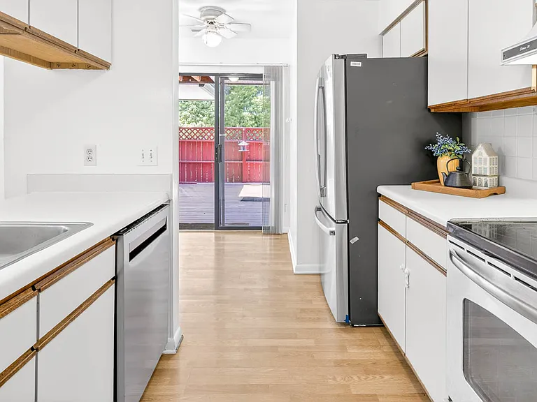 208 Finley Forest Dr — Photo 15