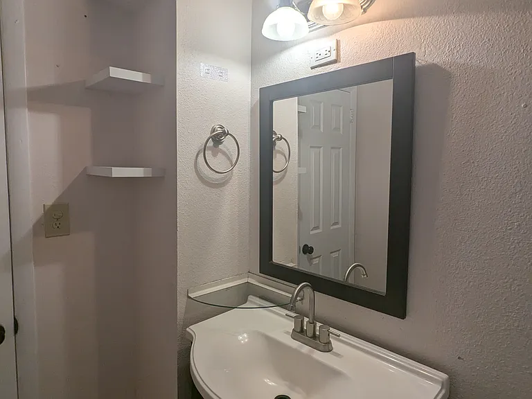 2534 Ivanhoe Dr — Photo 12