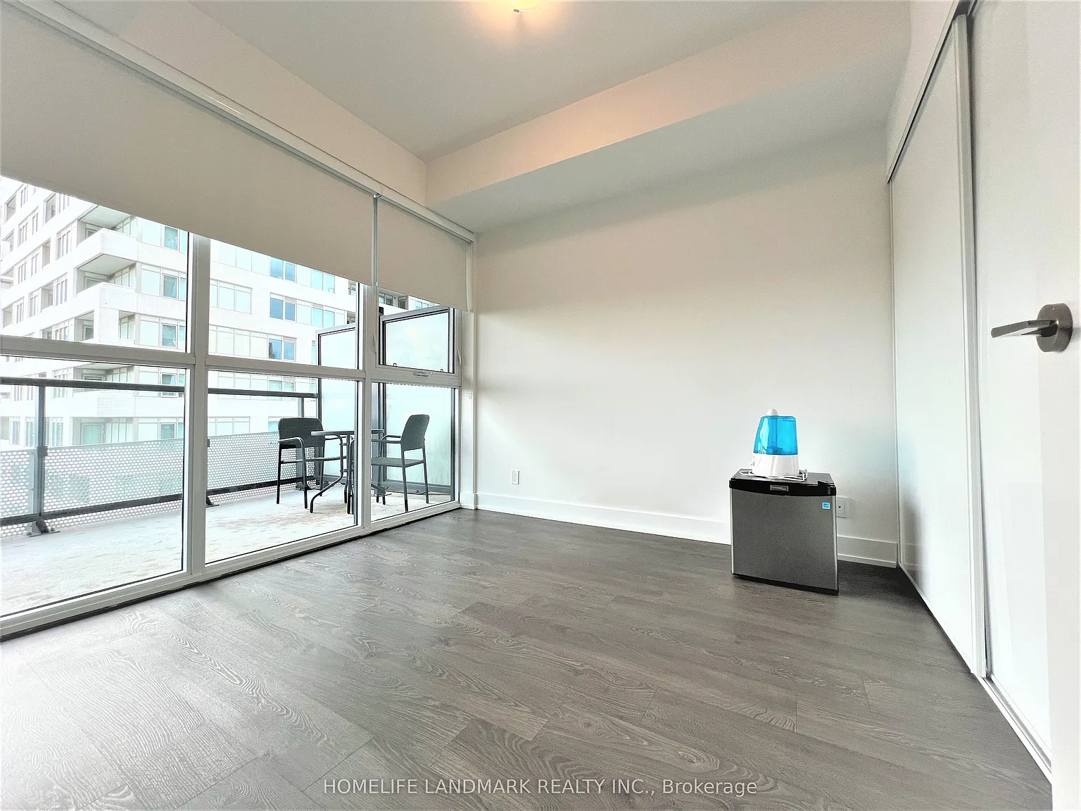 Distinction Condo — Photo 2